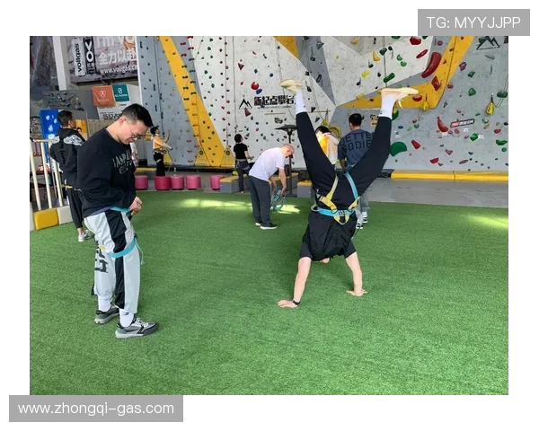 攀岩深度探秘:上海攀岩队的包夹战术与训练揭秘 攀岩深度探秘:上海攀岩队的包夹战术与训练揭秘